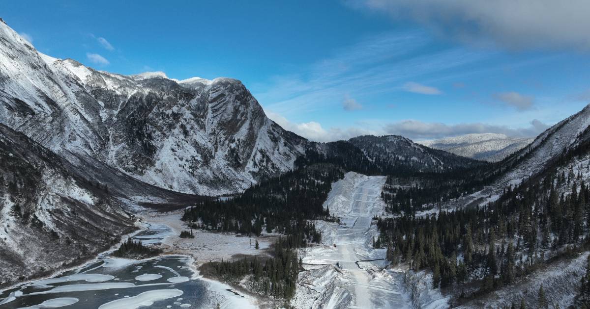 Side-by-side LiDAR point cloud and photogrammetric mesh of an Alberta foothills site